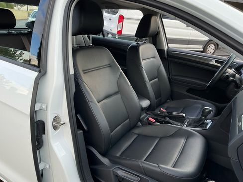 Used 2019 Volkswagen Golf SE w/ Driver Assistance Package image 21