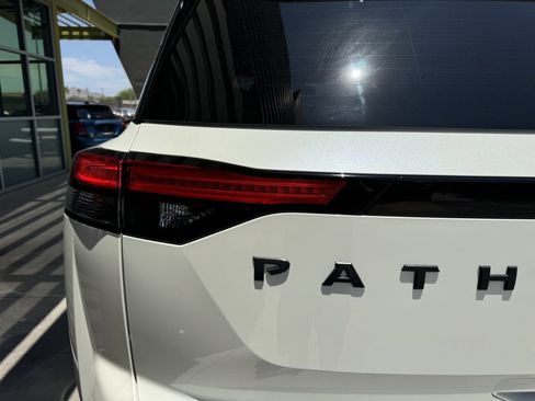 Used 2022 Nissan Pathfinder Platinum w/ Cargo Package image 14