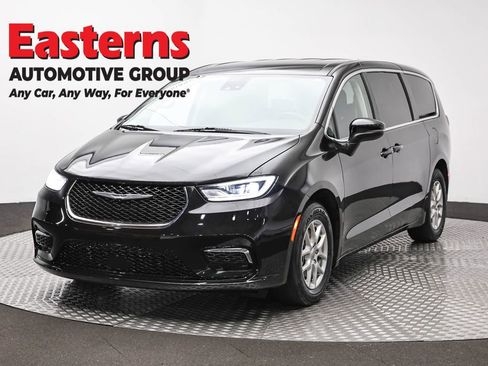 Used 2023 Chrysler Pacifica Touring-L FWD image 1