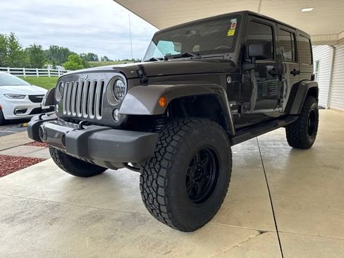 Used 2018 Jeep Wrangler Unlimited Sahara w/ Connectivity Group AWD/4WD image 10