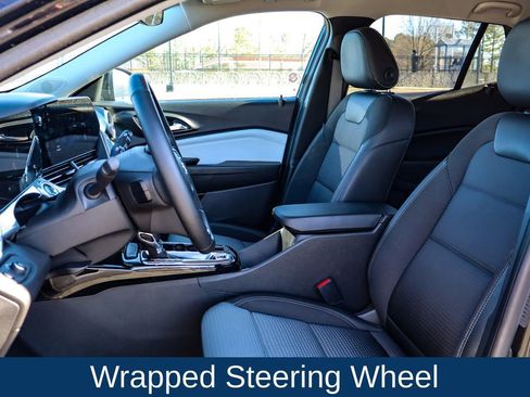 Used 2025 Chevrolet Trax LT w/ LT Convenience Package image 10