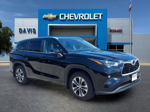 Used 2024 Toyota Highlander XLE AWD/4WD image 1