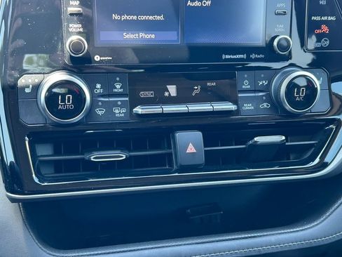 Used 2020 Toyota Highlander XLE FWD image 33