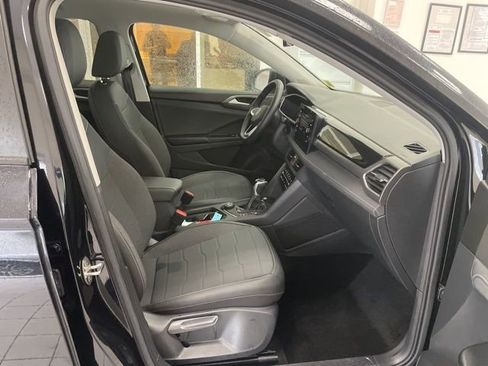 Certified 2025 Volkswagen Taos SE image 11