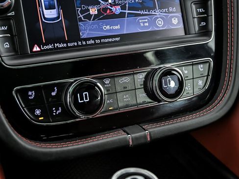 Used 2017 Bentley Bentayga AWD/4WD image 15