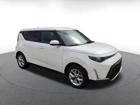 Used 2025 Kia Soul LX w/ LX Technology Package FWD image 2