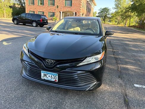 Used 2019 Toyota Camry XLE FWD image 7