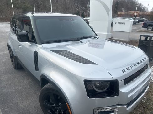 Used 2024 Land Rover Defender 110 SE image 2