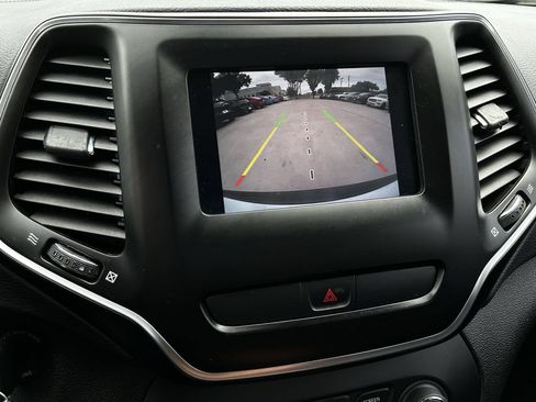 Used 2020 Jeep Cherokee Latitude FWD image 17