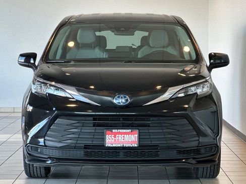 Certified 2023 Toyota Sienna LE image 9