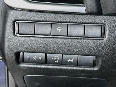 Used 2025 Nissan Rogue SV FWD image 17