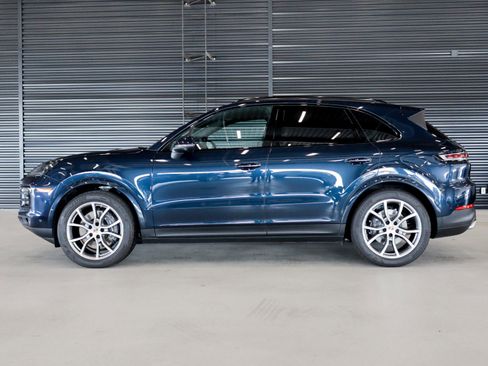 Certified 2025 Porsche Cayenne image 2