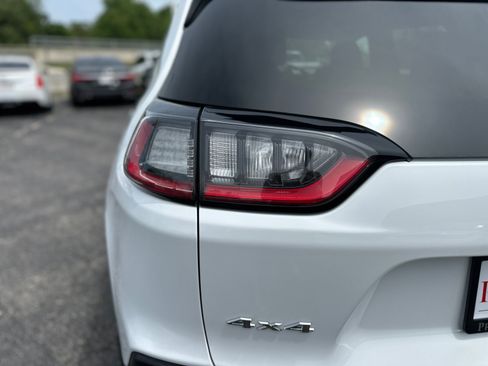 Used 2019 Jeep Cherokee Latitude Plus w/ Comfort/Convenience Group AWD/4WD image 11
