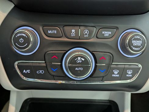 Used 2021 Jeep Cherokee Limited w/ Trailer Tow Group image 21