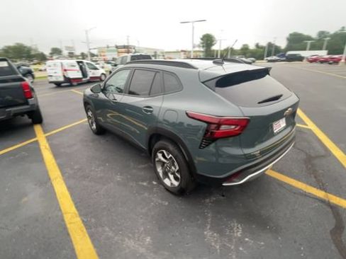 Used 2025 Chevrolet Trax LT FWD image 8