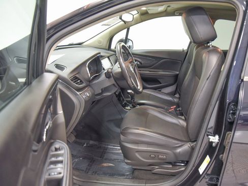 Used 2021 Buick Encore Preferred image 2