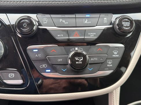 Used 2023 Chrysler Pacifica Limited image 11