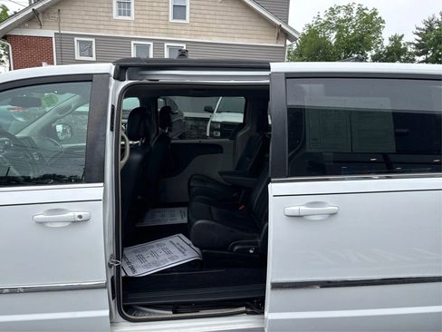 Used 2016 Chrysler Town & Country Touring FWD image 10