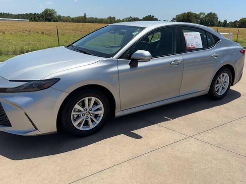 Used 2025 Toyota Camry LE FWD image 5