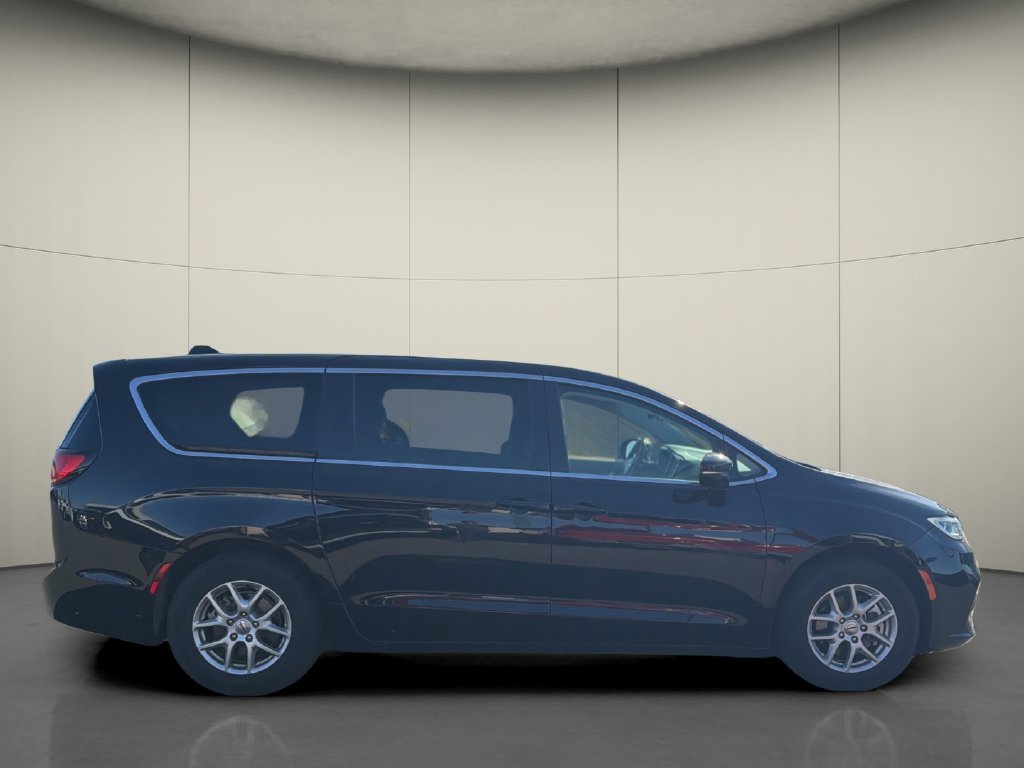 Used 2024 Chrysler Pacifica Touring-L FWD image 8