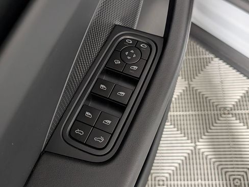 New 2026 Porsche Macan Electric RWD image 28
