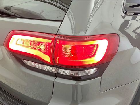 Used 2019 Jeep Grand Cherokee Laredo AWD/4WD image 15