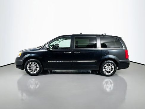 Used 2016 Chrysler Town & Country Touring-L image 9