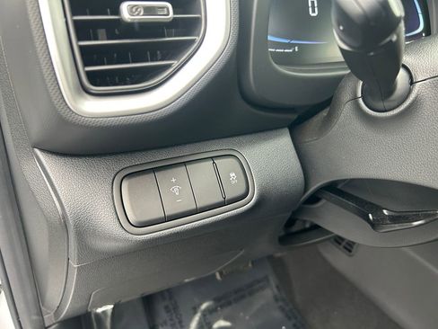 Certified 2024 Hyundai Venue SEL image 21