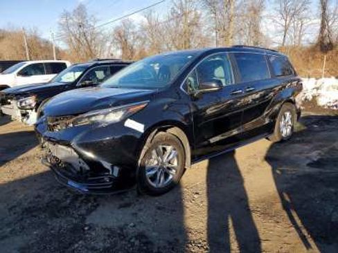 Used 2025 Toyota Sienna XLE w/ XLE Plus Package AWD/4WD image 3