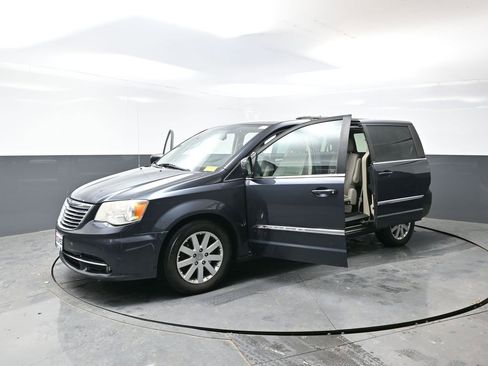 Used 2013 Chrysler Town & Country Touring image 55