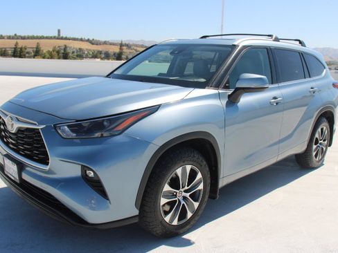 Used 2022 Toyota Highlander XLE AWD/4WD image 6