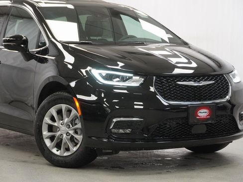 New 2026 Chrysler Pacifica Select image 3