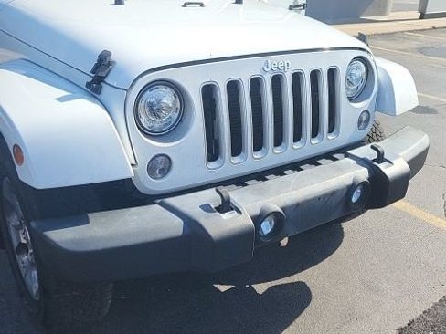 Used 2018 Jeep Wrangler Sahara w/ Connectivity Group AWD/4WD image 16