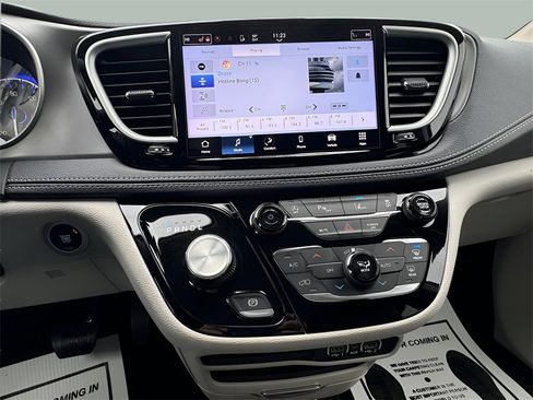 Used 2023 Chrysler Pacifica Touring-L image 12