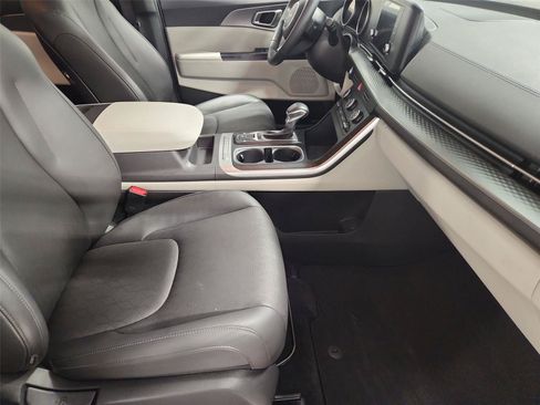 Used 2024 Kia Carnival LX FWD image 24