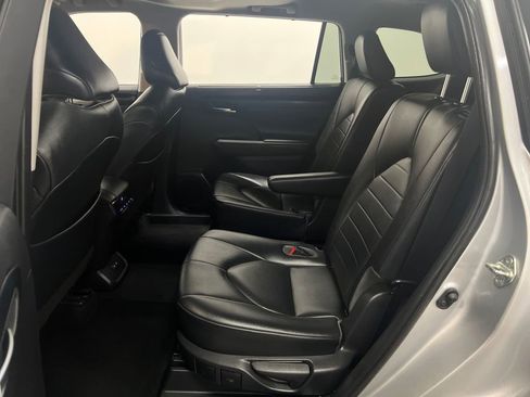 Used 2020 Toyota Highlander XLE FWD image 27