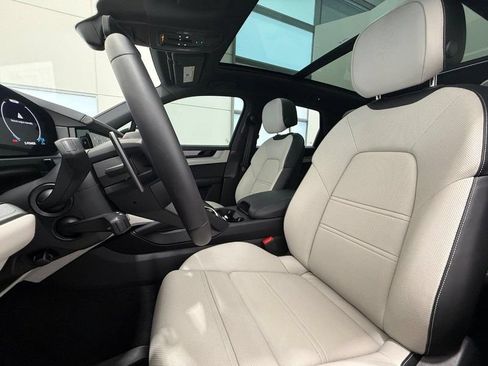 Certified 2025 Porsche Cayenne S AWD/4WD image 5