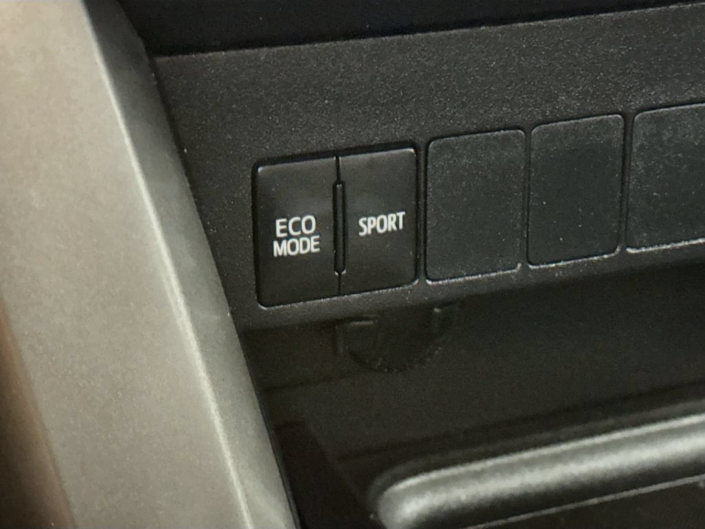 Used 2018 Toyota RAV4 XLE AWD/4WD image 20