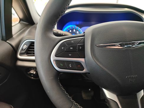 Used 2025 Chrysler Pacifica Select image 11