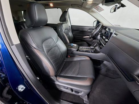 Used 2025 Nissan Pathfinder Platinum AWD/4WD image 29