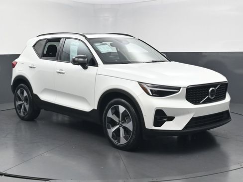 Used 2026 Volvo XC40 B5 Plus AWD/4WD image 3