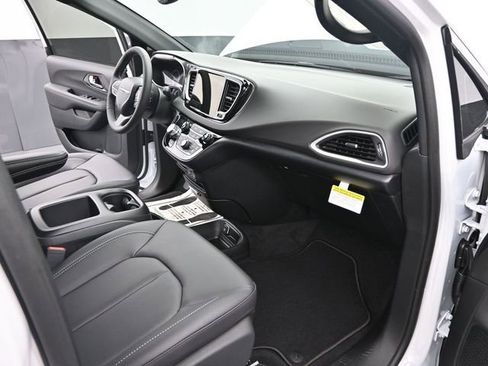 New 2025 Chrysler Voyager LX image 9