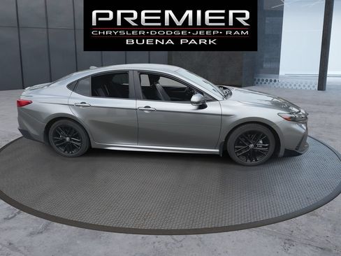 Used 2025 Toyota Camry SE FWD image 9