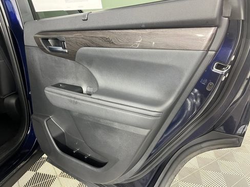 Used 2021 Toyota Highlander Limited image 15