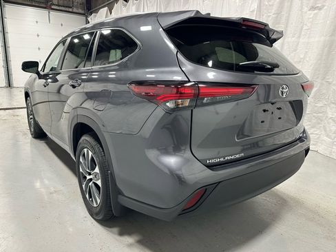 Used 2025 Toyota Highlander XLE image 5