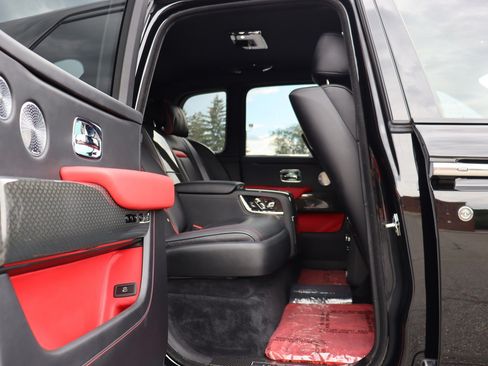 Used 2022 Rolls-Royce Cullinan Black Badge w/ Dark Exterior Package AWD/4WD image 35