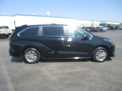 Used 2025 Toyota Sienna XLE w/ XLE Plus Package image 4