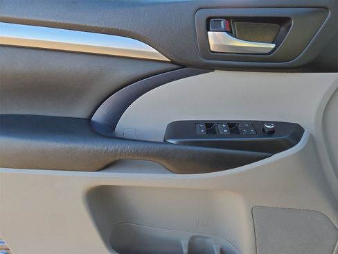 Used 2018 Toyota Highlander XLE image 15