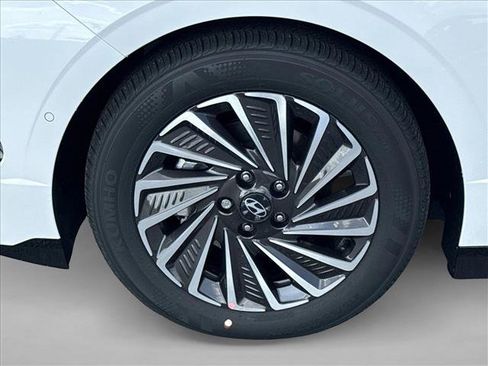 Certified 2025 Hyundai Sonata Limited FWD image 10