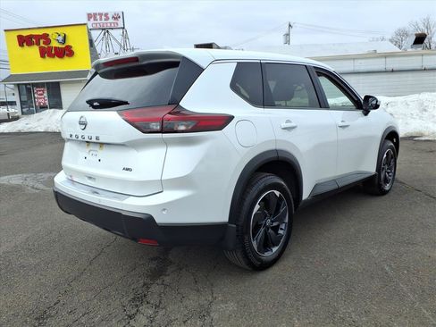 Used 2025 Nissan Rogue SV image 3